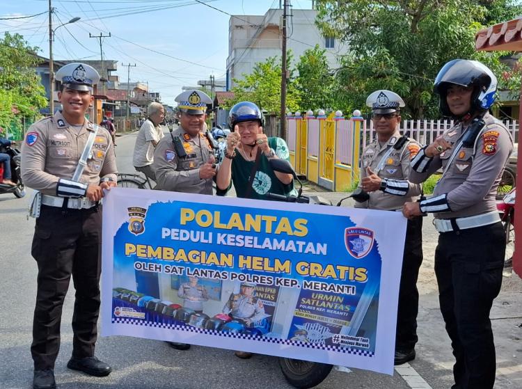 Peduli Keselamatan, Satlantas Polres Kepulauan Meranti Bagi-bagi Helm Gratis ke Pengendara